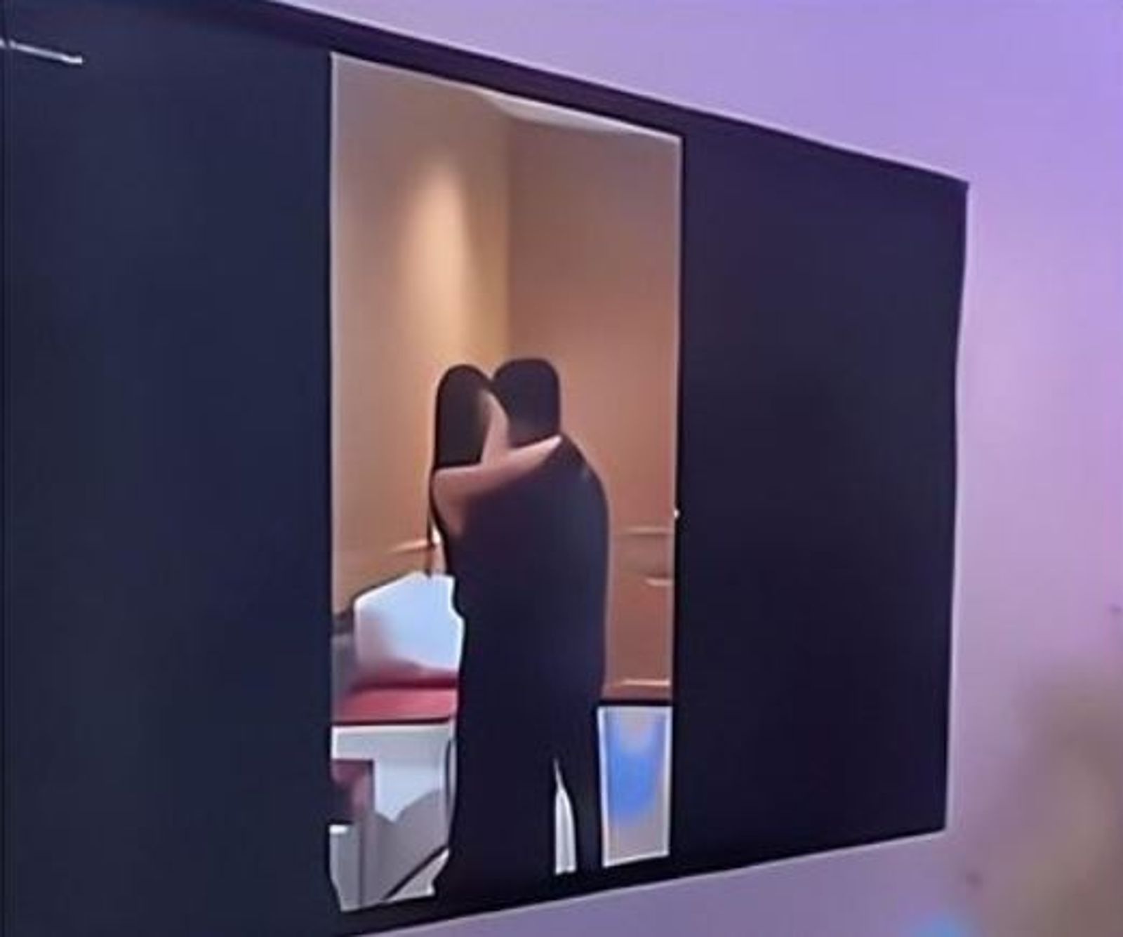 新郎直接在婚禮現場將「出軌片」在大螢幕上大肆播放,讓女方顏面盡失。(圖/翻攝自微博)