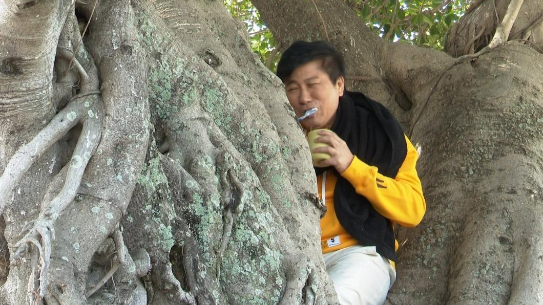 胡瓜爬樹搞笑刷牙。(圖/民視提供)
