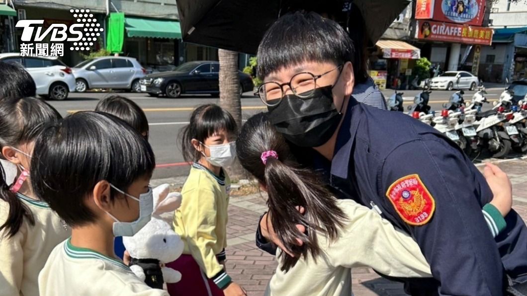 小朋友很會？小二生參觀派出所　國小童輪番向女警討抱抱