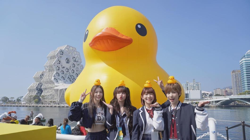 五月天阿信羨慕嗎？女團搶先朝聖黃色小鴨　還和霍夫曼合照