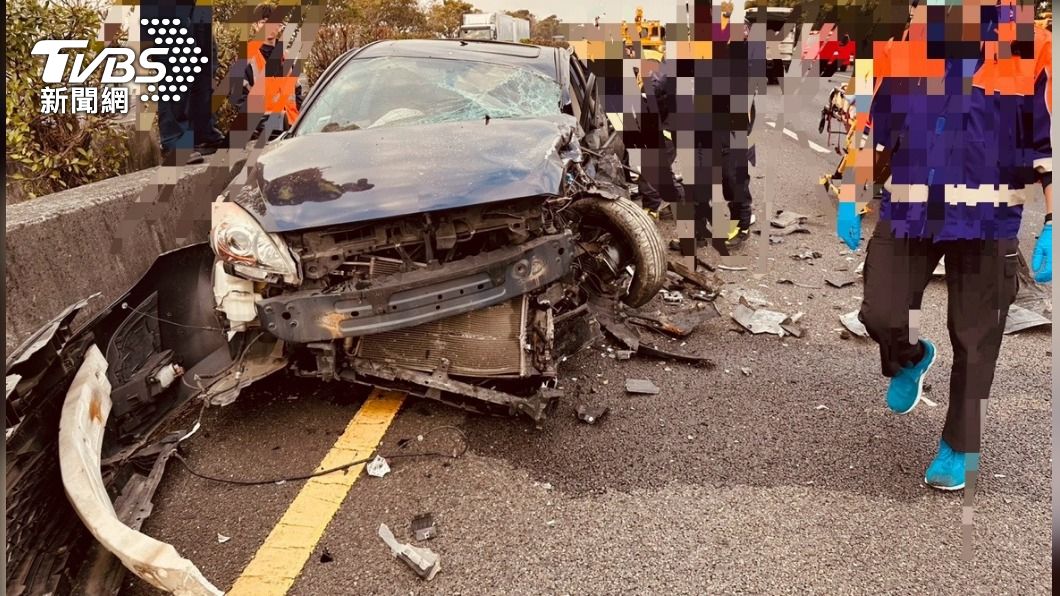 國1嚴重車禍!轎車「逆向撞翻2車」 駕駛慘死、3人傷