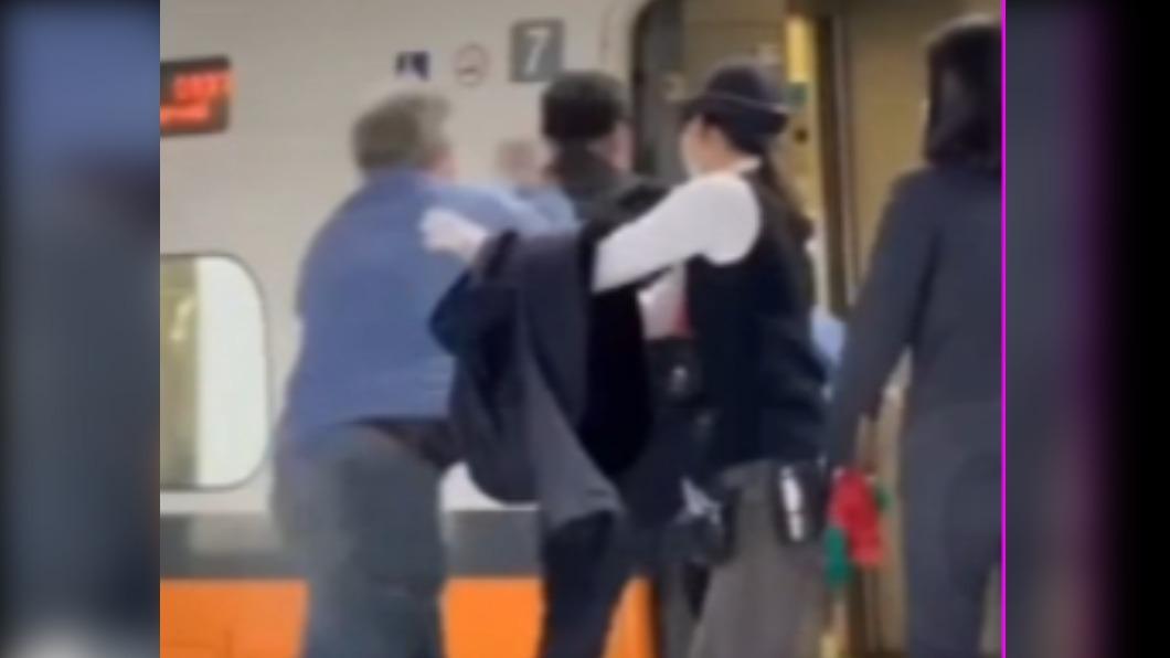 高鐵擂台！老伯抓車門不放「超派鐵拳」毆保全　反遭大外割撂倒