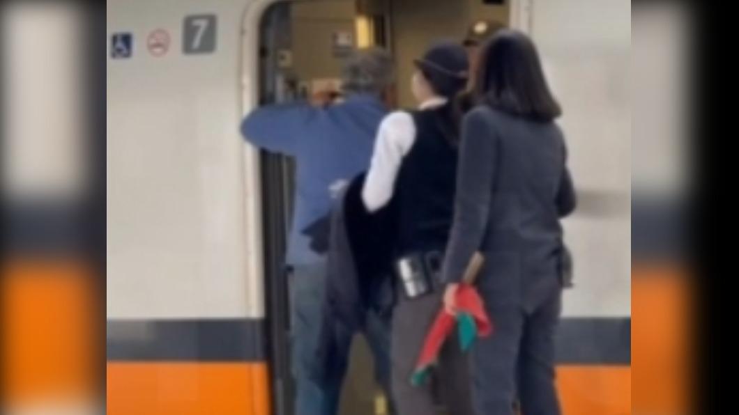 藍衣老伯站在車廂門口影響發車。(圖/翻攝自社會事新聞影音)