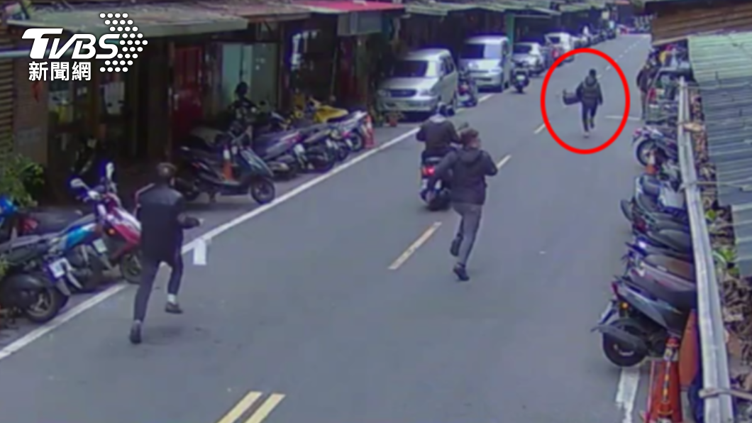 車手拔腿狂奔,員警緊追在後。(圖/TVBS)