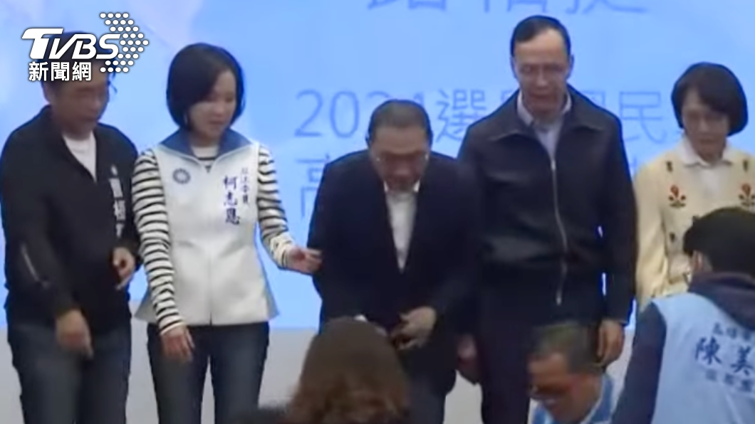 高雄謝票支持者突倒地　侯友宜中斷致詞跳下台關心