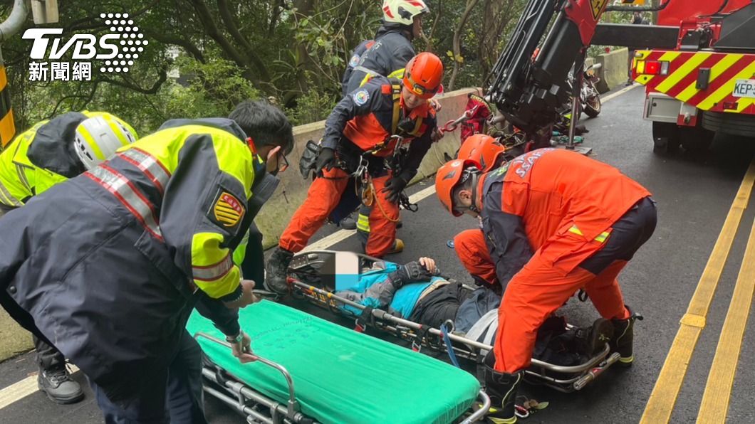 紅牌重機過彎自撞　騎士摔落2層樓高山坡「小腿骨折變形」