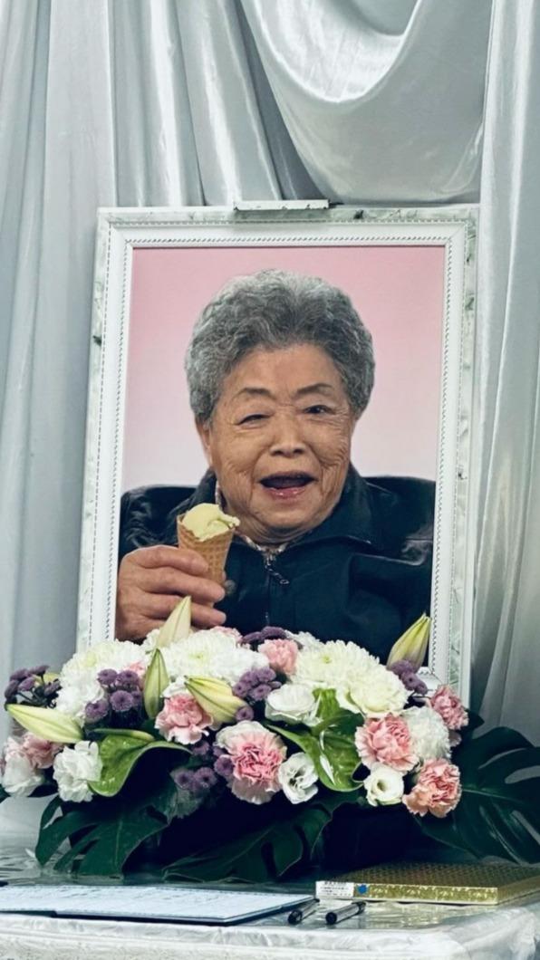 阿斌幫阿嬤跳遺照。(圖/翻攝自阿斌IG)