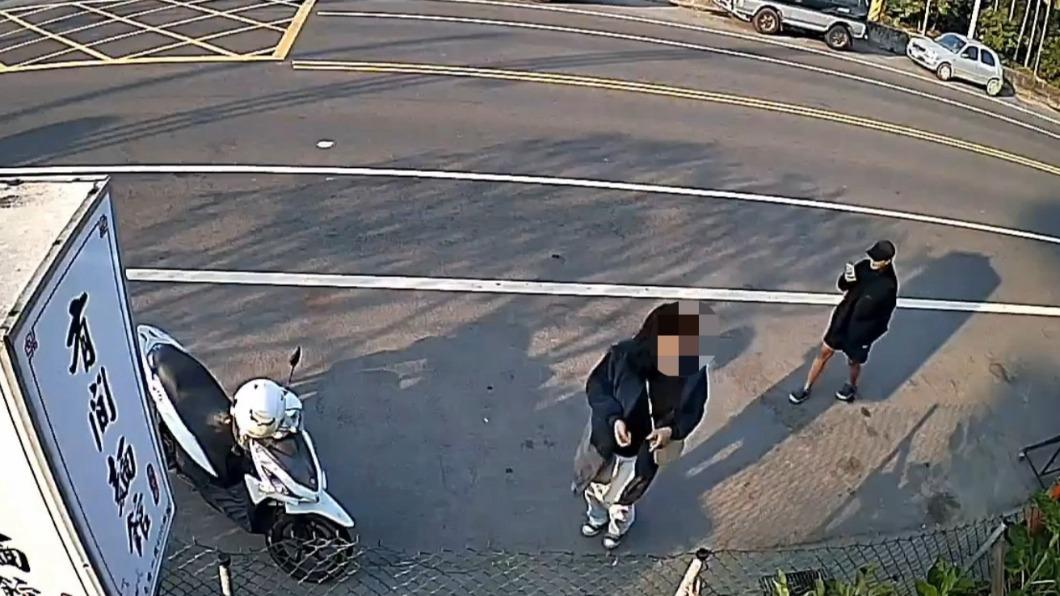 該名女子喝醉後覺得店內寵物很可愛,便進入逗弄。(圖/民眾提供)