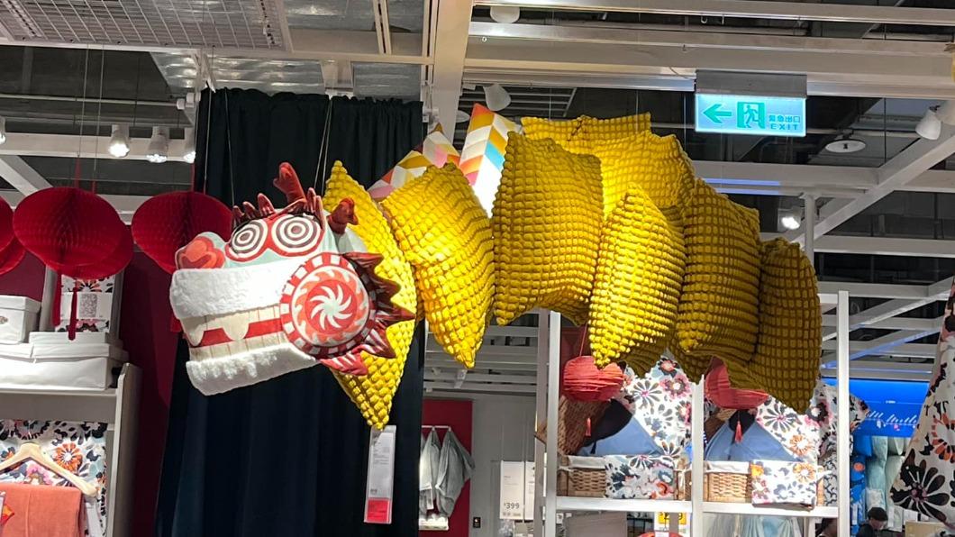 原PO在IKEA高雄店看到「飛龍在天」的奇景。(圖/翻攝自「路上觀察學院」臉書)