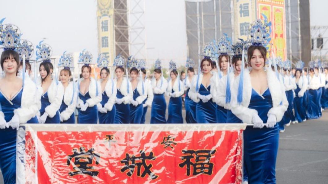 台南舞魅孃表示因為主家祀奉的是福德正神,所以特意準備60套寶藍色低胸禮服。(圖/臺南舞魅孃提供)