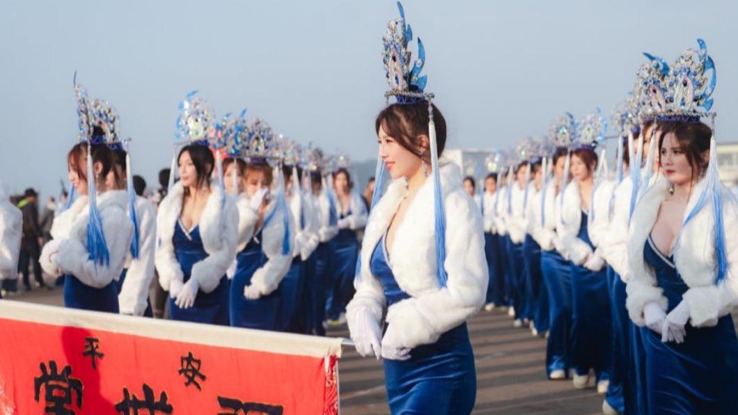 純手工縫製的60套禮服與頭冠,準備時間長達半年。(圖/臺南舞魅孃提供)