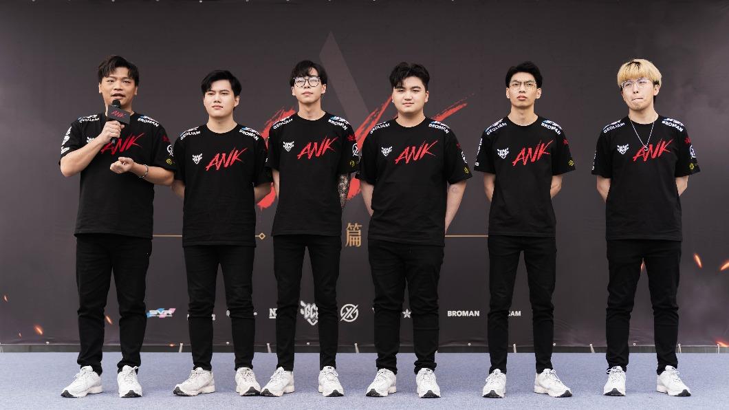 電競選手ANK Nai(左起)、ANK Jun、ANK Zirui、ANK Xin、ANK YanLin、ANK Pika。(圖/混血兒娛樂、ANK GAMING提供)