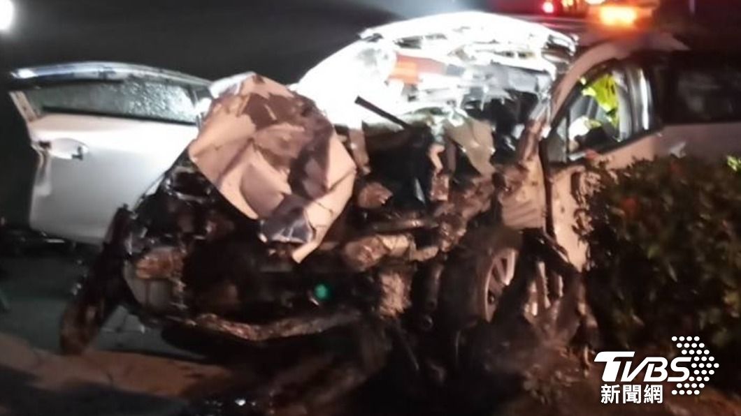佳冬戰備跑道發生嚴重車禍事故，釀成1死5傷。（圖／TVBS）