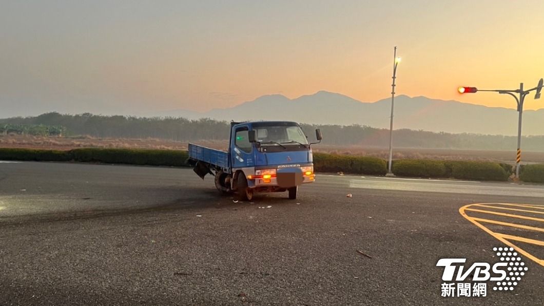 當時小貨車上載著2女1男，原先要出發去務農，卻未想遇上了斷魂車禍。（圖／TVBS）