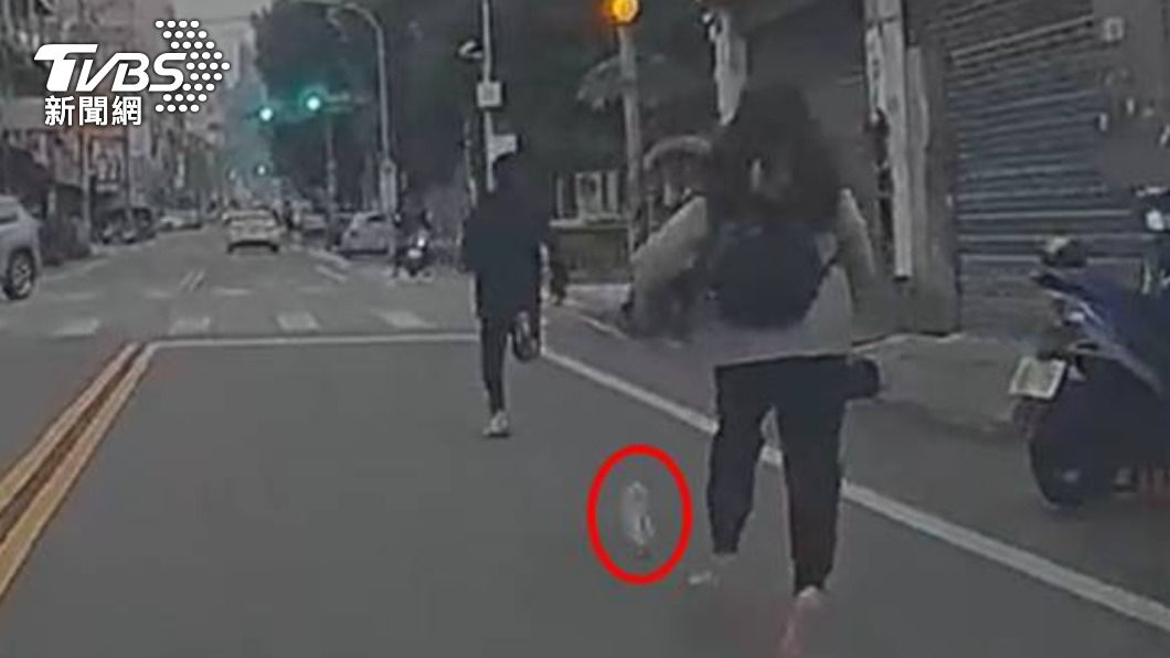 桃園車手取款驚覺有異逃跑 女警狂追「鞋子噴飛」光腳逮人