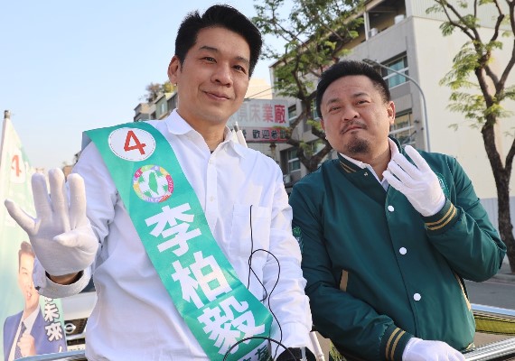 李柏毅與高雄市長陳其邁、時任立委候選人黃捷一同車掃。(圖/翻攝自李柏毅臉書)