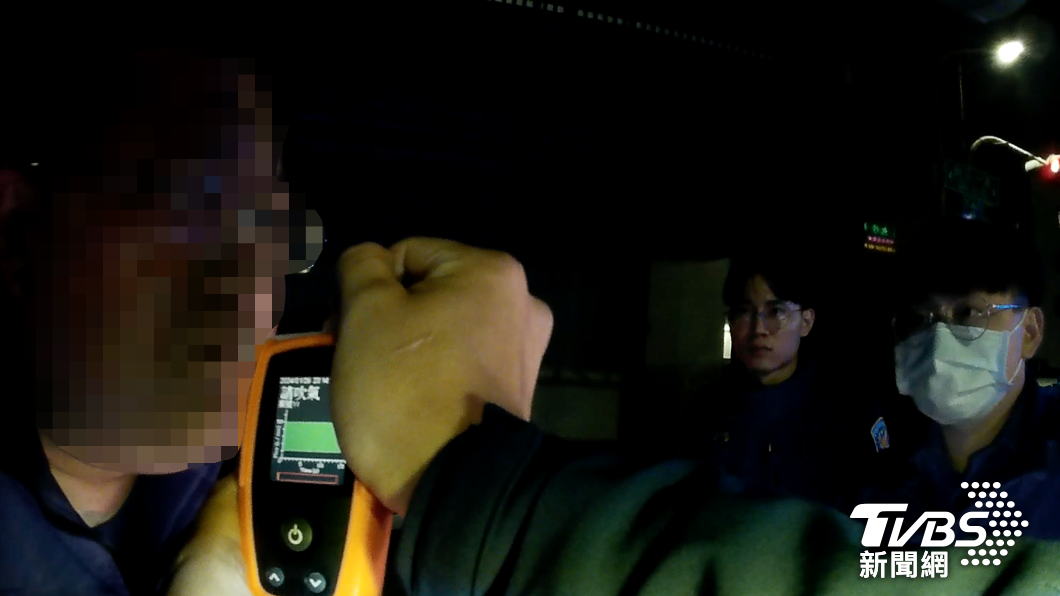 男子因為紅燈右轉被員警瞧見而上前攔停。（圖／TVBS）