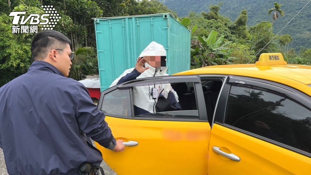 員警協助聯繫計程車讓汪男順利返家。(圖/TVBS)