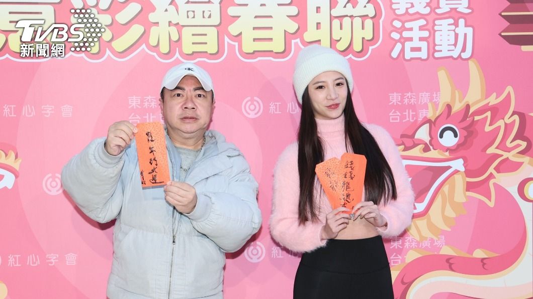 董至成(左)和林采緹等星寫春聯義賣。(圖/趙世平攝)