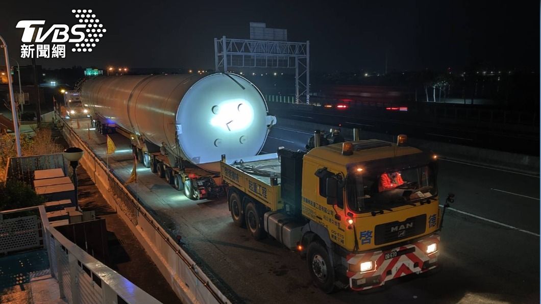 45米「蜈蚣拖車」深夜現身 業者:送貨給台積電