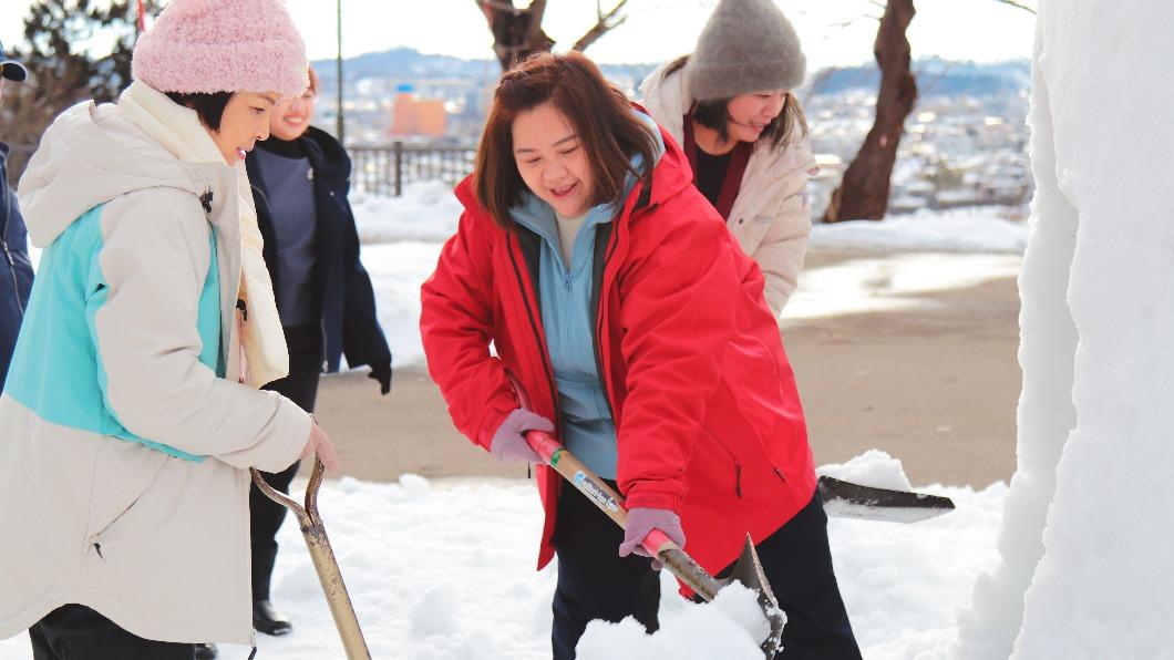 鍾欣凌在雪地裡賣力剷雪。(圖/桂田文化藝術基金會、桂田文創提供)
