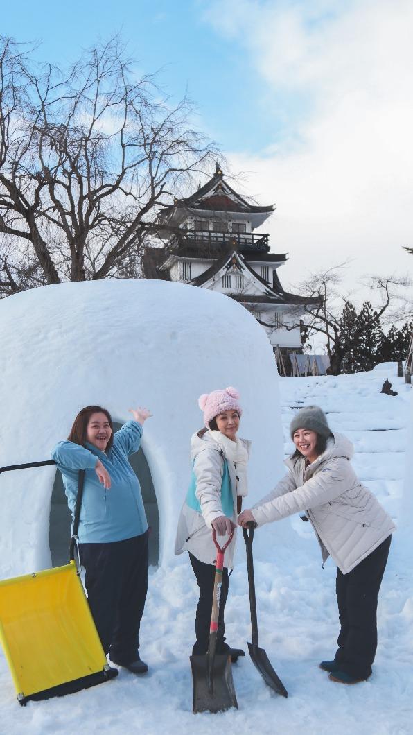 鍾欣凌、楊貴媚和嚴藝文體驗蓋雪屋。(圖/桂田文化藝術基金會、桂田文創提供)