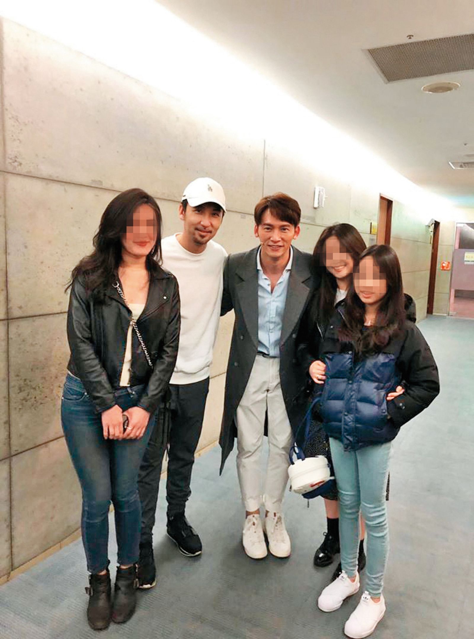 温昇豪（中）造訪嘉仕美整形外科診所。左二為李進良。（圖／翻攝自嘉仕美整形外科診所臉書）