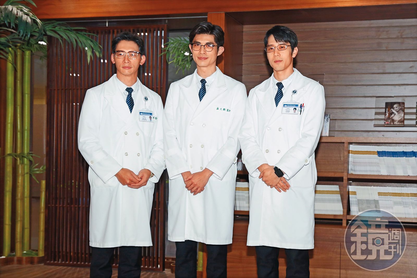 温昇豪（左）近期在新戲《打怪任務》飾演醫院院長，和梁正群（中）、胡宇威（右）並肩作戰。（圖／鏡週刊）