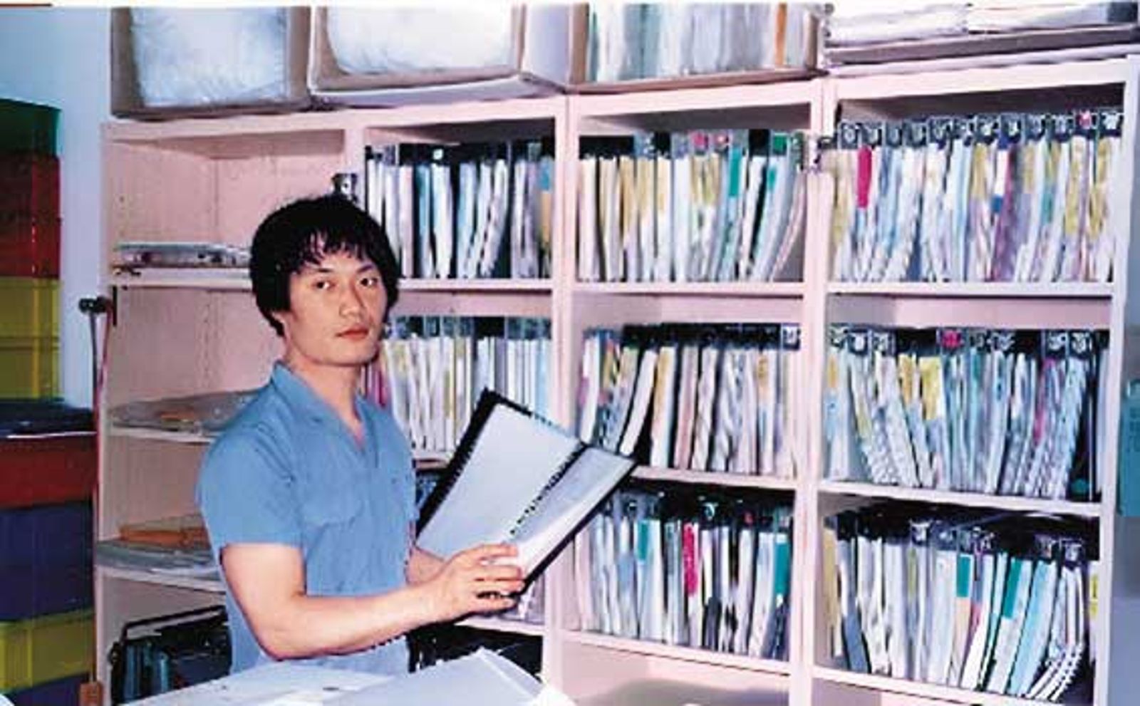蔣仁曦靠蒐集考古題累積財富,被稱為「考古題天王」。(圖/翻攝蔣仁曦網站)