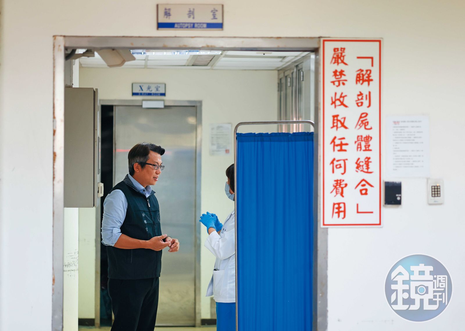 台南市轄區大，蔡佰達說，值外勤幾乎一定會有遺體需要相驗，通常不只一件，有時還得山區海邊到處跑。（圖／鏡週刊）