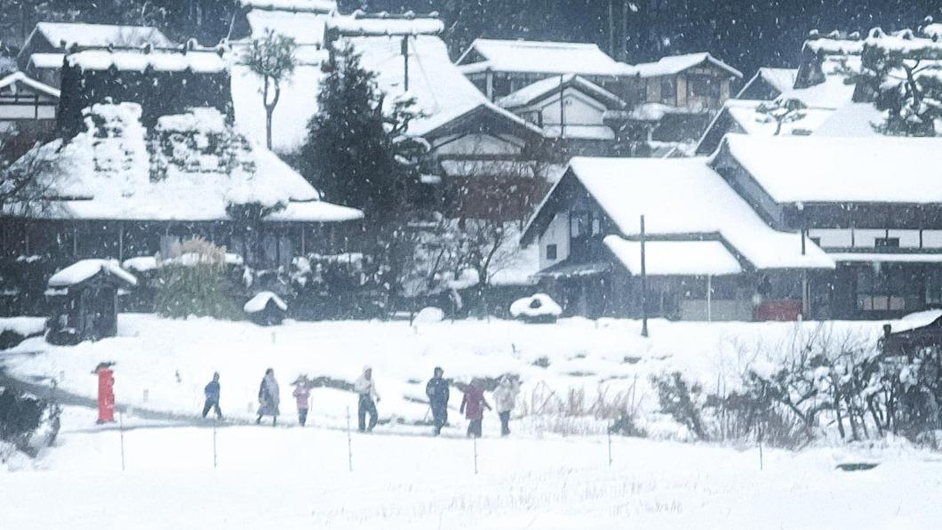 絕美雪景因失控旅客的嬉鬧而變得像菜市場一樣。（圖與當事人無關／翻攝自@Shushu 自由研究所　臉書）
