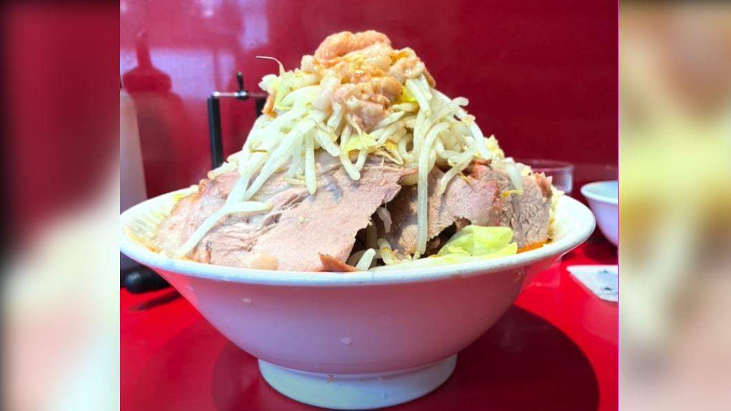 日本知名連鎖拉麵店「拉麵二郎」，以「二郎系」出名。（圖／翻攝自YT「アカボシマシマシTV」）