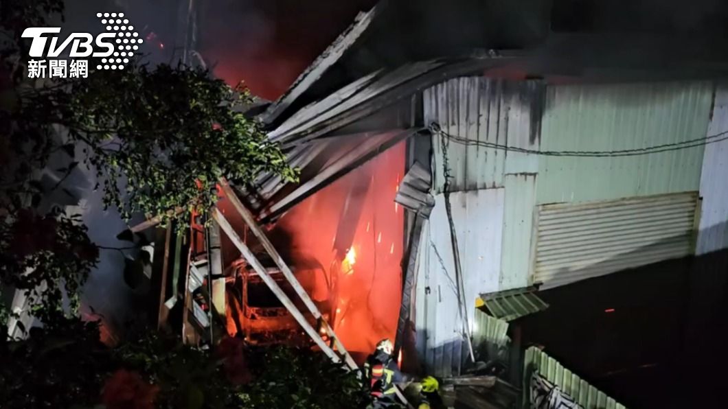 基隆鐵皮工廠凌晨大火 瓦斯瓶、化學藥劑燃燒爆炸成火海