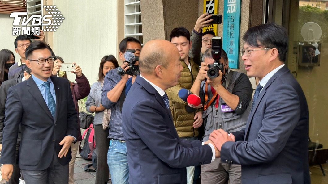 「韓江配」拜會民眾黨團　韓國瑜問黃國昌：要不要抱一下？