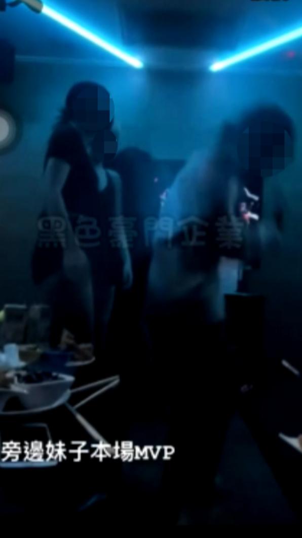 多名飛妹霸凌少女對她賞巴掌。(圖/翻攝自黑色豪門企業)