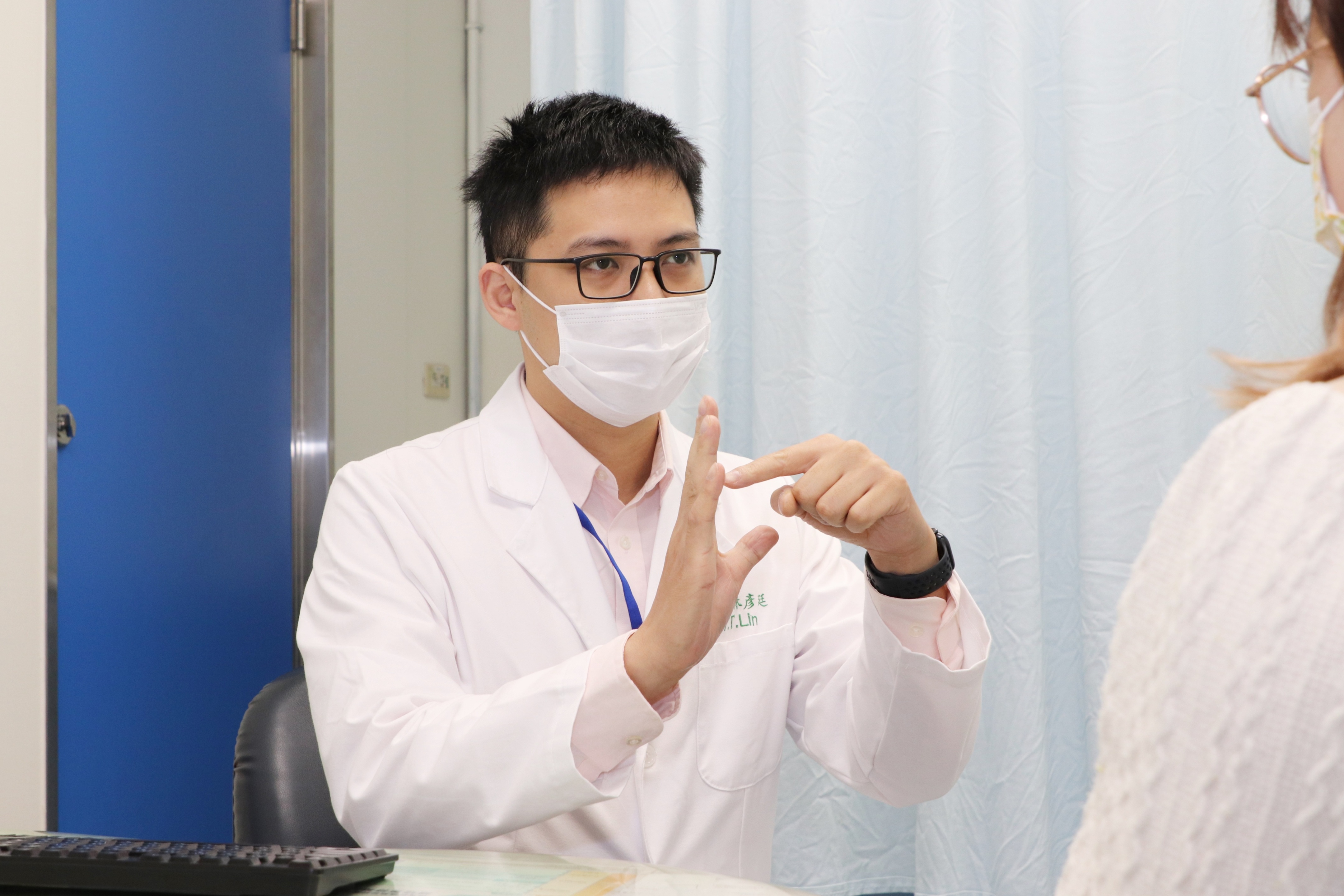 林彥廷醫師發現病患胃部有巨大腫瘤。（圖／仁愛醫院提供）