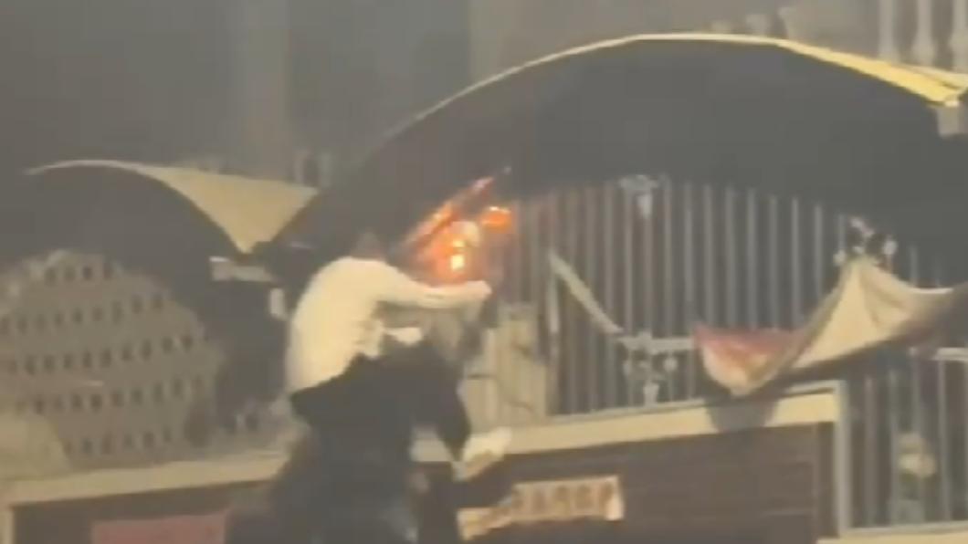 遶境火燒厝!鞭炮卡路邊民宅鐵窗狂炸 陣頭急爬上牆滅火