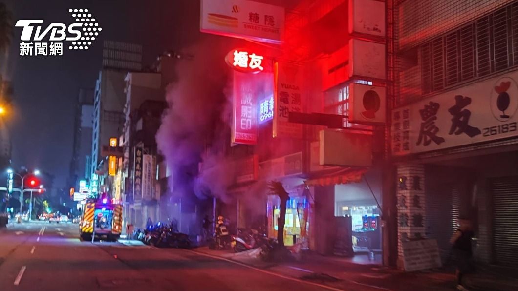 起火的機車行冒出濃煙。(圖/TVBS)