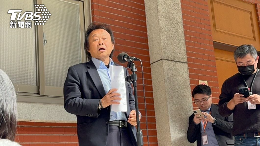 柯文哲收到龍袍十天才還 王世堅曝有穿過:聞起來有「柯味」