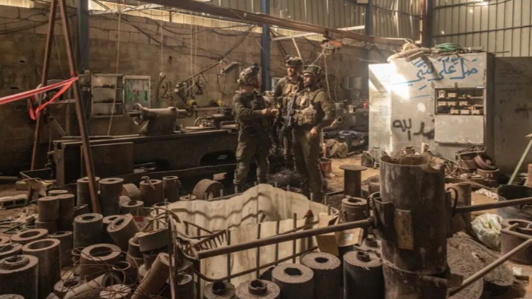 以軍空投至加薩的武器如今被用於對付自己。(圖/翻攝自《紐約時報》)