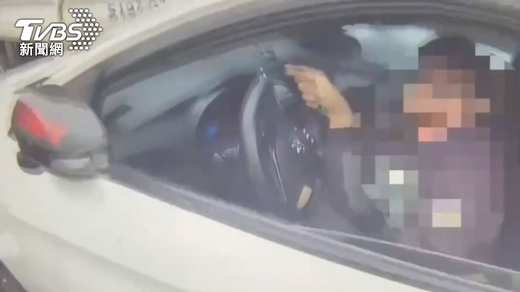 警方對著車輪開槍逮捕犯嫌。（圖／TVBS）