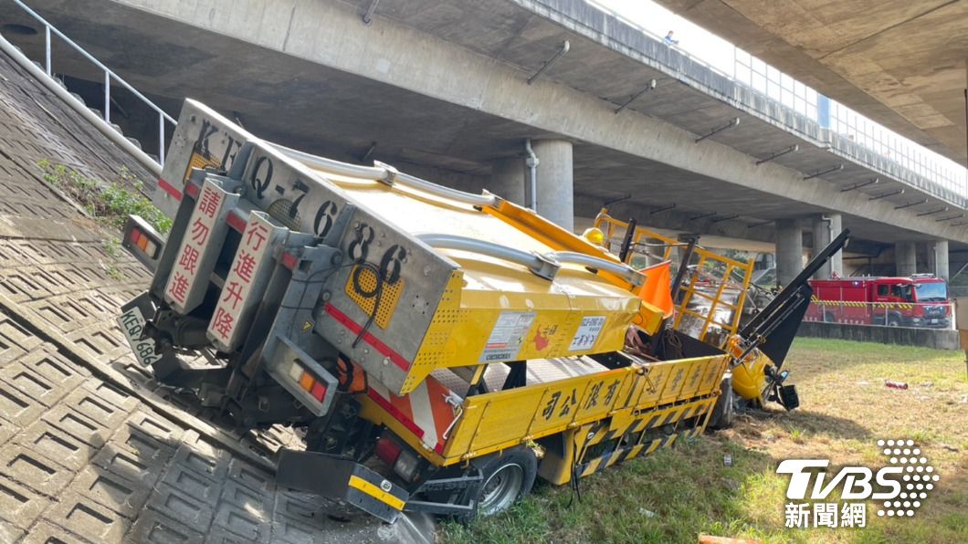 緩撞車整輛翻覆，消防到場發現裡面無人員受困。（圖／TVBS）