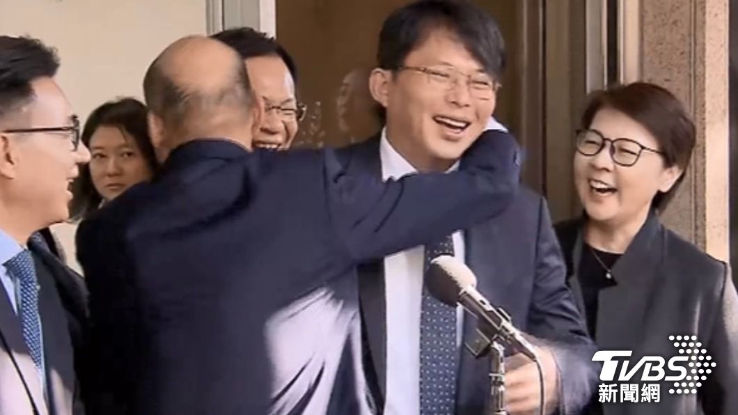韓國瑜昔怒告黃國昌恩怨起底!今熱情擁抱 王浩宇想吐轟:噁心