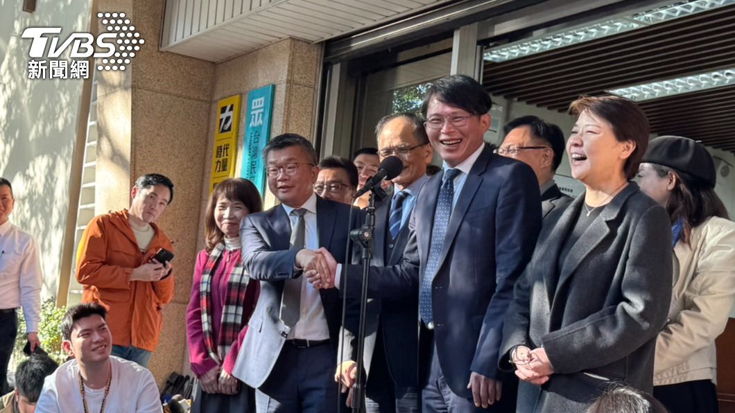 蔡其昌只抱老婆? 他曬照打臉:黃國昌抱不到的男人