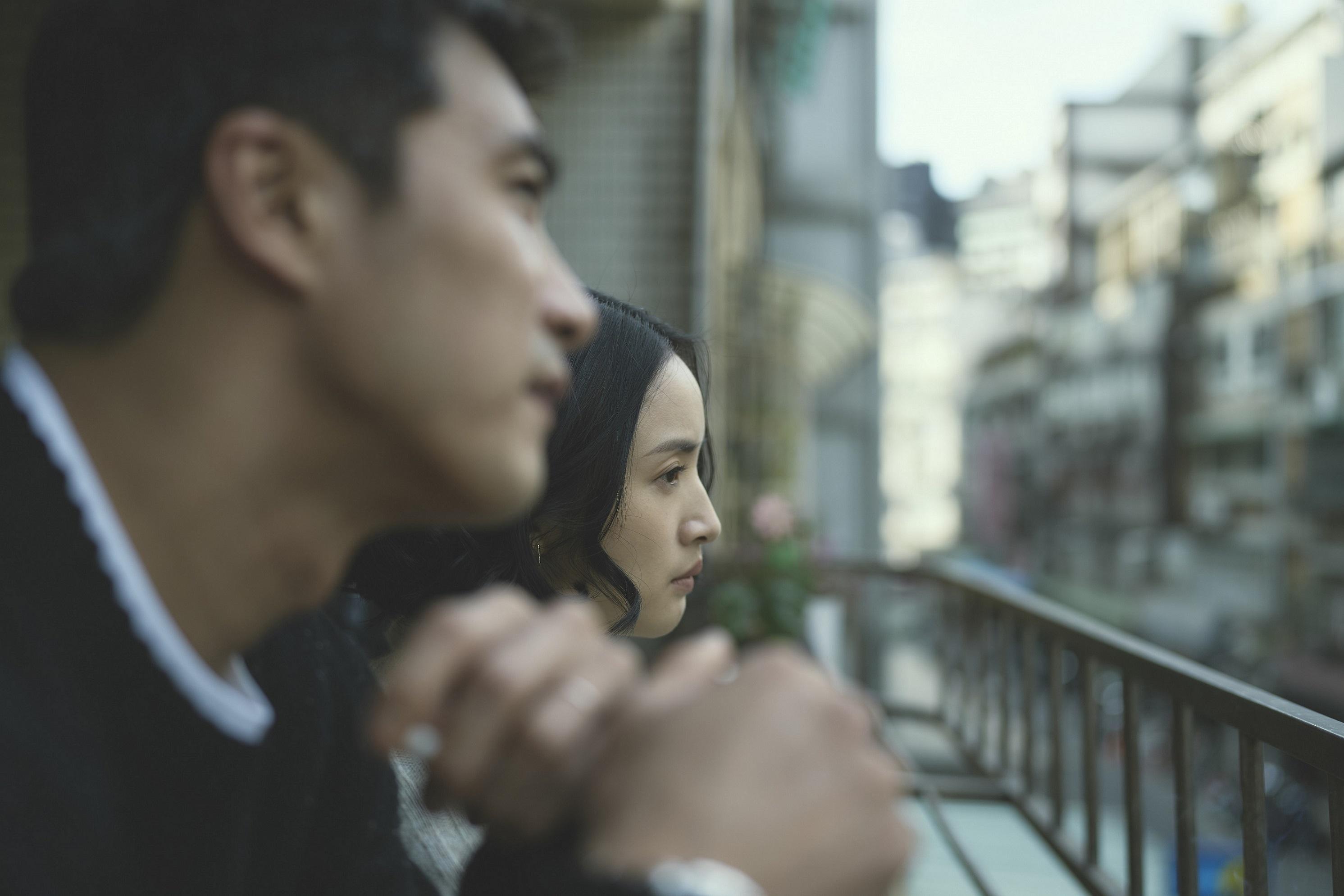 林依晨(右)飾演「忙著日復一日的職業主婦」簡慶芬,左為賀軍翔。(圖/公視提供)