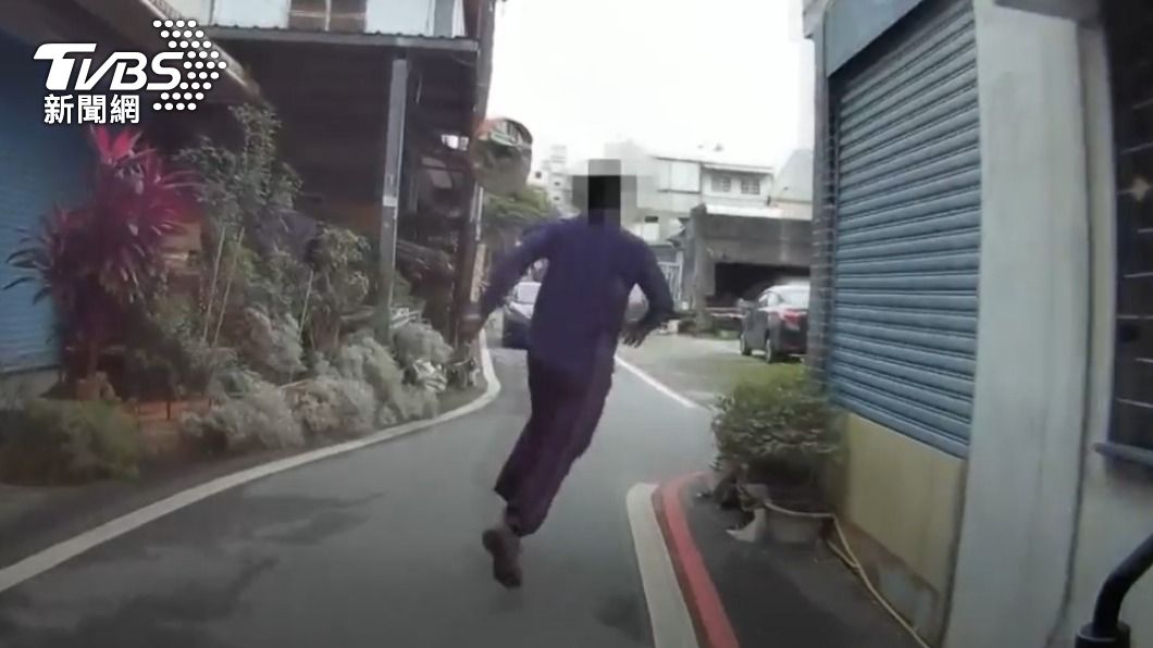 花蓮通緝男攔查假配合!巷弄車縫狂逃竄 英勇男擋去路壓制