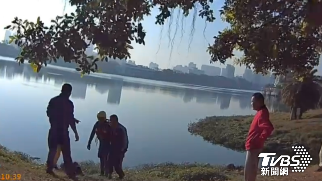 余男被救起後對於案發後的狀況語焉不詳,並聲稱不記得事發過程。(圖/TVBS)