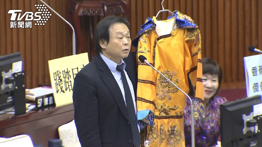 王世堅送龍袍給柯文哲,並指歸還後有「柯味」殘存。(圖/TVBS資料畫面)