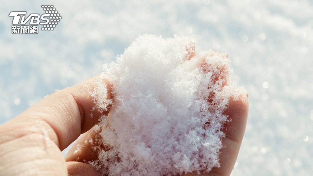 衛生專家警告雪中可能存在汙染物。（示意圖／達志影像shutterstock）