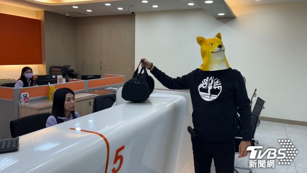 2024年1月29日,隨著農曆春節的臨近,臺南市第二分局特別在臺南市忠義路鬧區實施防搶演練,以維護金融機構的安全。這次的防搶演練過程中,假扮的「歹犬」和「歹馬演練警員戴著「柴犬」和「野馬」面具手持搶械,並滑進櫃檯行搶。(圖/TVBS)